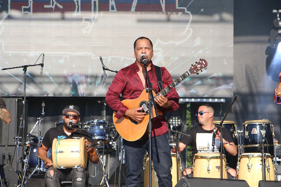 Juan Luis Guerra joue de la guitare pendant le concert de musique. FESTIVAL!