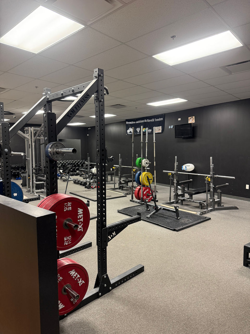 Un gymnase avec équipement d'haltérophilie, intérieur. Équipement de fitness.