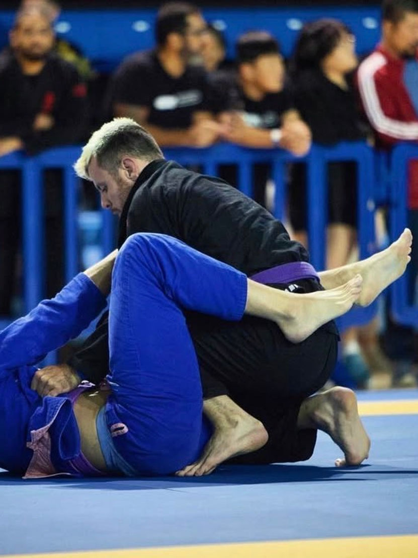 Combat de jiu-jitsu brésilien entre deux athlètes