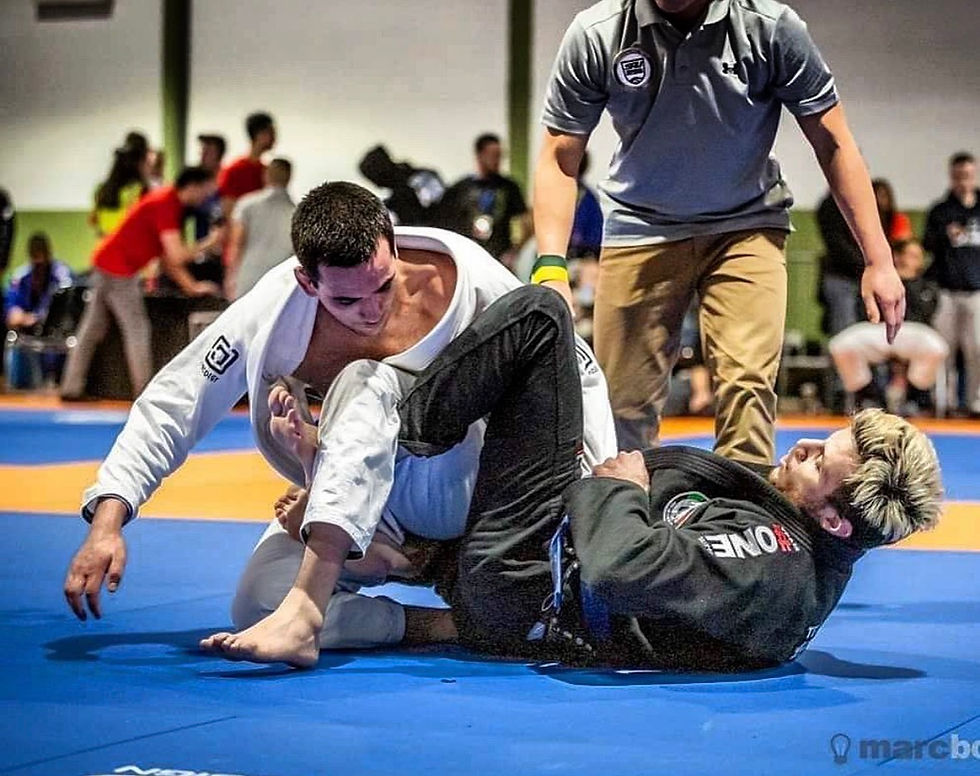 Deux combattants de jiu-jitsu brésilien au sol