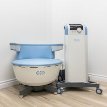 Traitement Emsella Montréal pour l’incontinence urinaire chez la femme et l’homme, fauteuil médical Emsella en clinique urologique, solution non invasive pour renforcer le plancher pelvien.