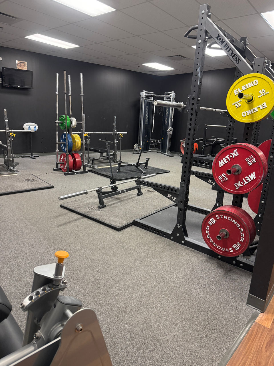 Salle de sport avec équipements d'entraînement et haltères pour exercices, My Site 2.
