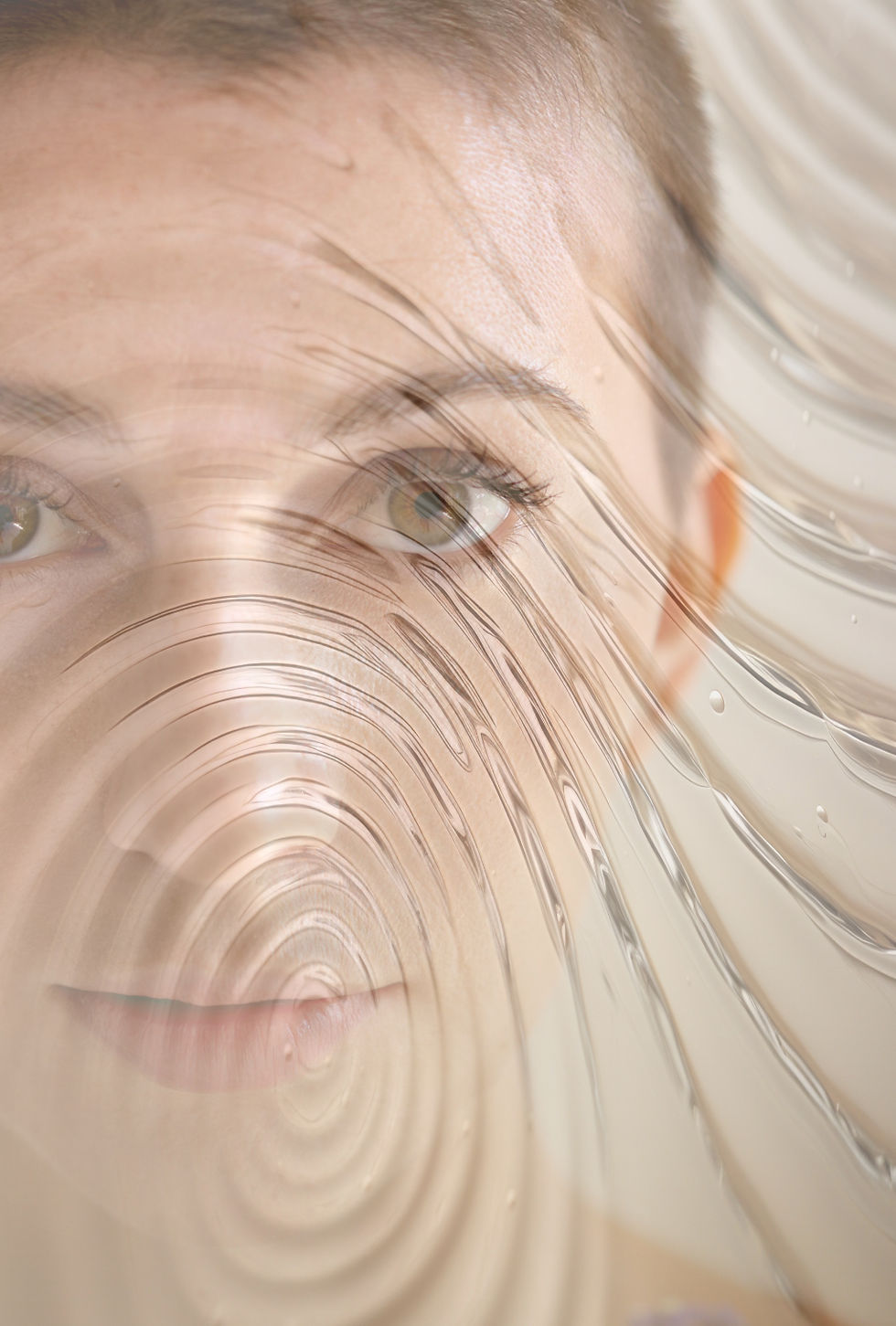 Portrait d'une femme avec un effet d'ondulation d'eau