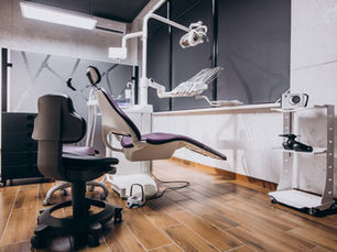 Service de nettoyage commercial professionnel par Nettoyage Mistral dans une clinique médicale avec désinfection complète des surfaces, planchers et équipements.