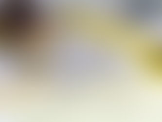 Propriétaire consultant des plans de construction avec l'équipe de Construction 3 Générations à Mont-Laurier — accompagnement dans les démarches de permis municipaux.