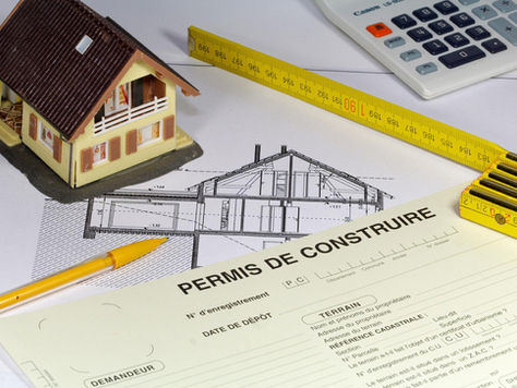 Propriétaire consultant des plans de construction avec l'équipe de Construction 3 Générations à Mont-Laurier — accompagnement dans les démarches de permis municipaux.