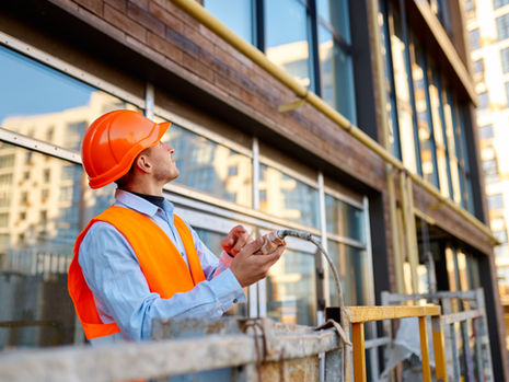 constructeur-grimpant-dans-plate-forme-acces-aerienne-du-berceau-suspendu-chantier-constru