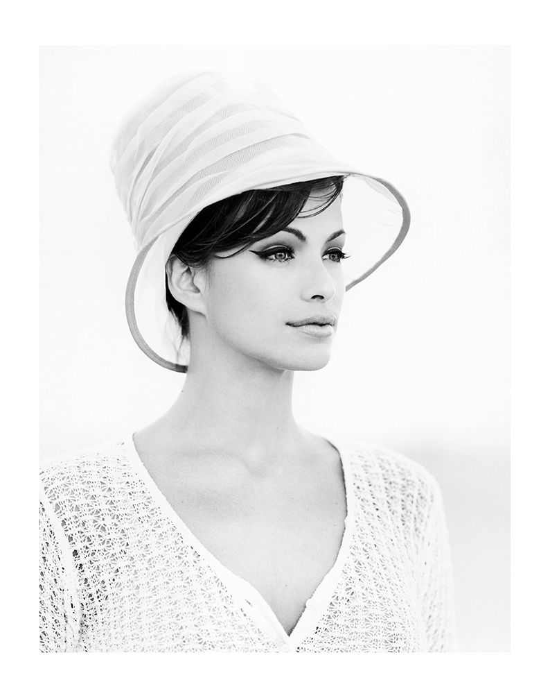 Portrait noir et blanc d'une femme avec chapeau