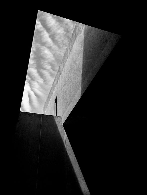 Structure architecturale angulaire et lumineuse
