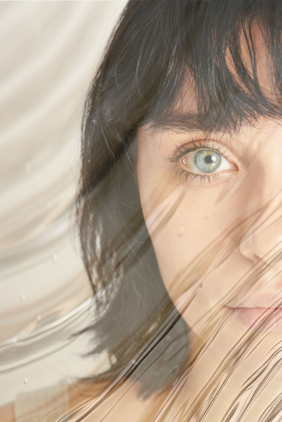 Portrait d'une femme aux yeux bleus à travers un voile.