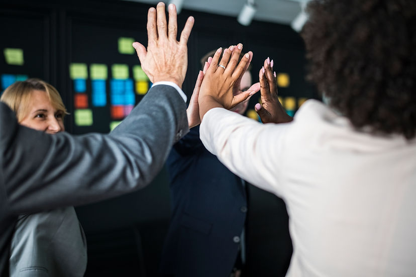 une équipe qui ce félicite grâce au coaching