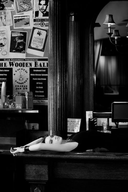 Mannequin allongé sur un comptoir de bar
