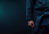 Personne en kimono de judo avec ceinture bleue