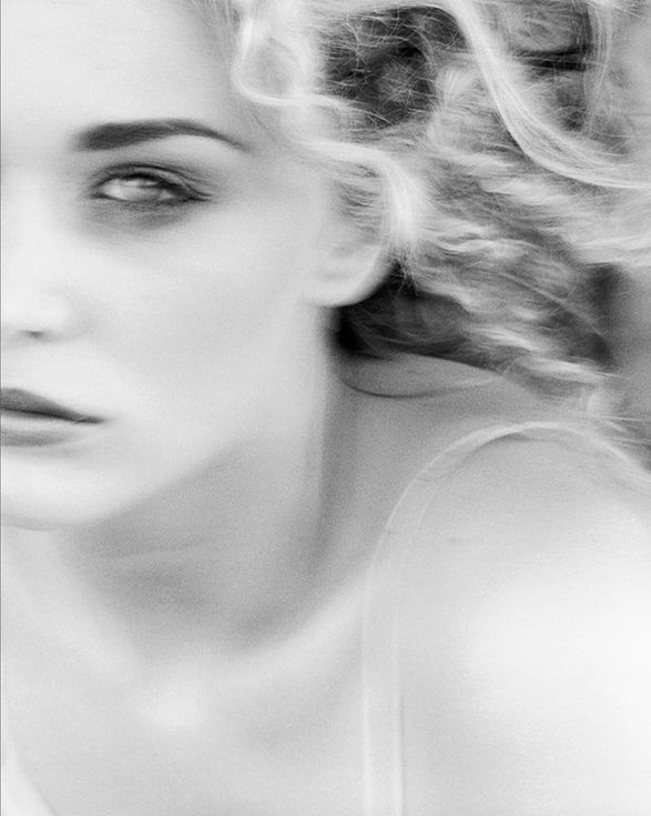Portrait noir et blanc d'une femme aux cheveux bouclés