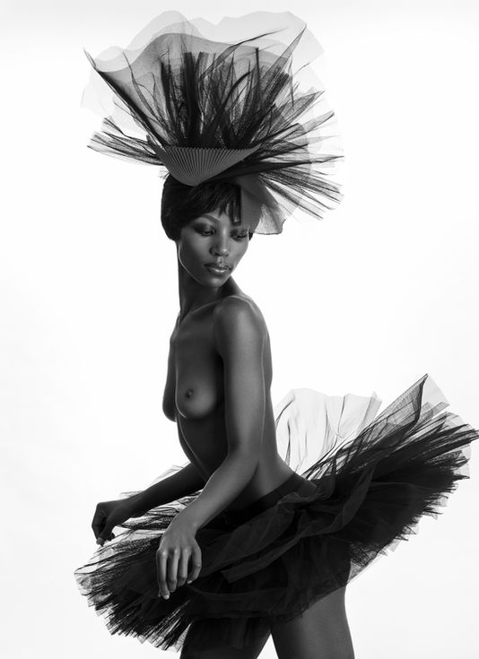 Portrait femme noir et blanc, coiffe volumineuse, jupe en tulle