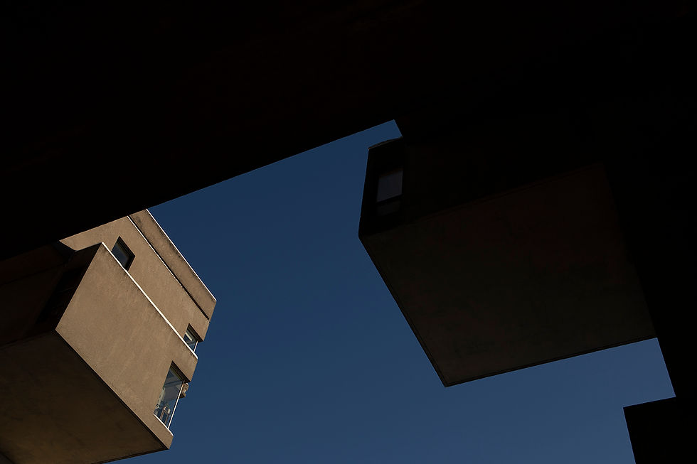 Vue d'en bas d'éléments architecturaux et ciel bleu foncé