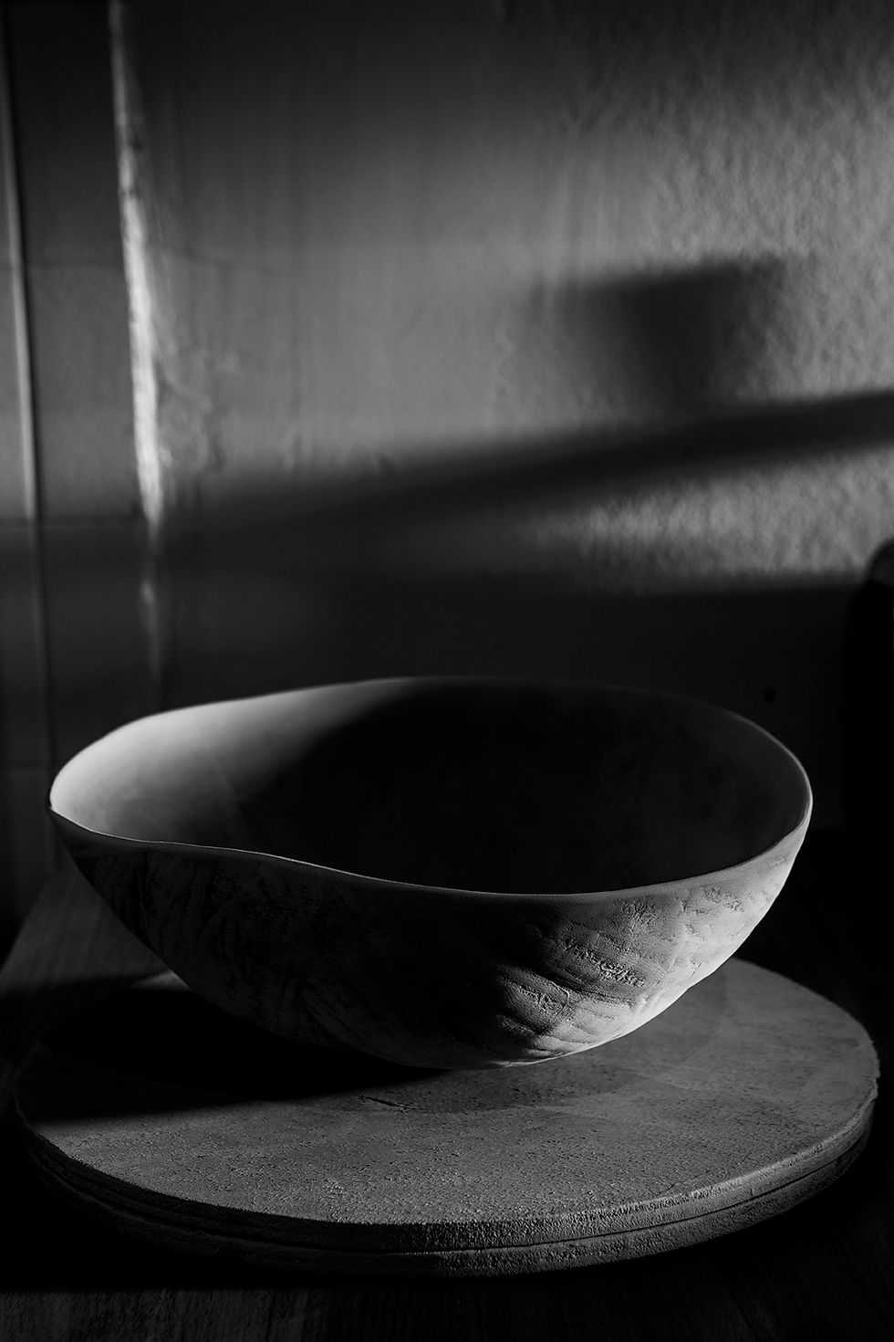 Bol simple en noir et blanc, éclairage dramatique.