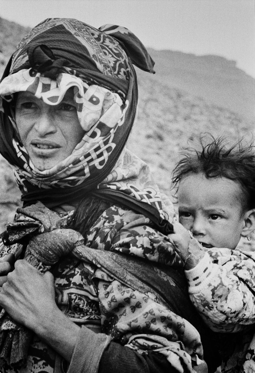 Femme portant un enfant sur le dos