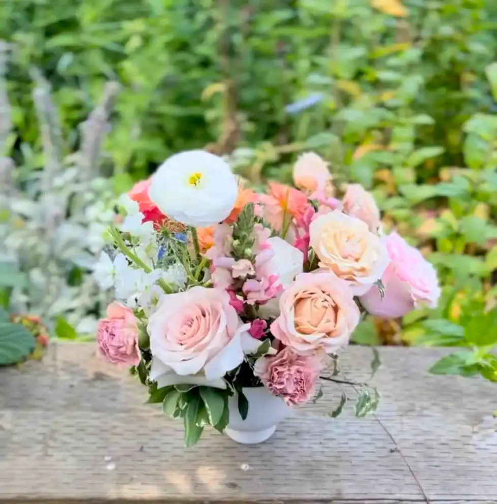 Elegant pink and white rose bouquet