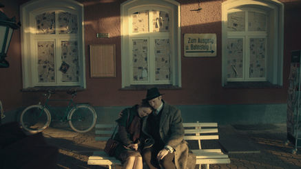 ZWISCHEN ZWEI WELTEN