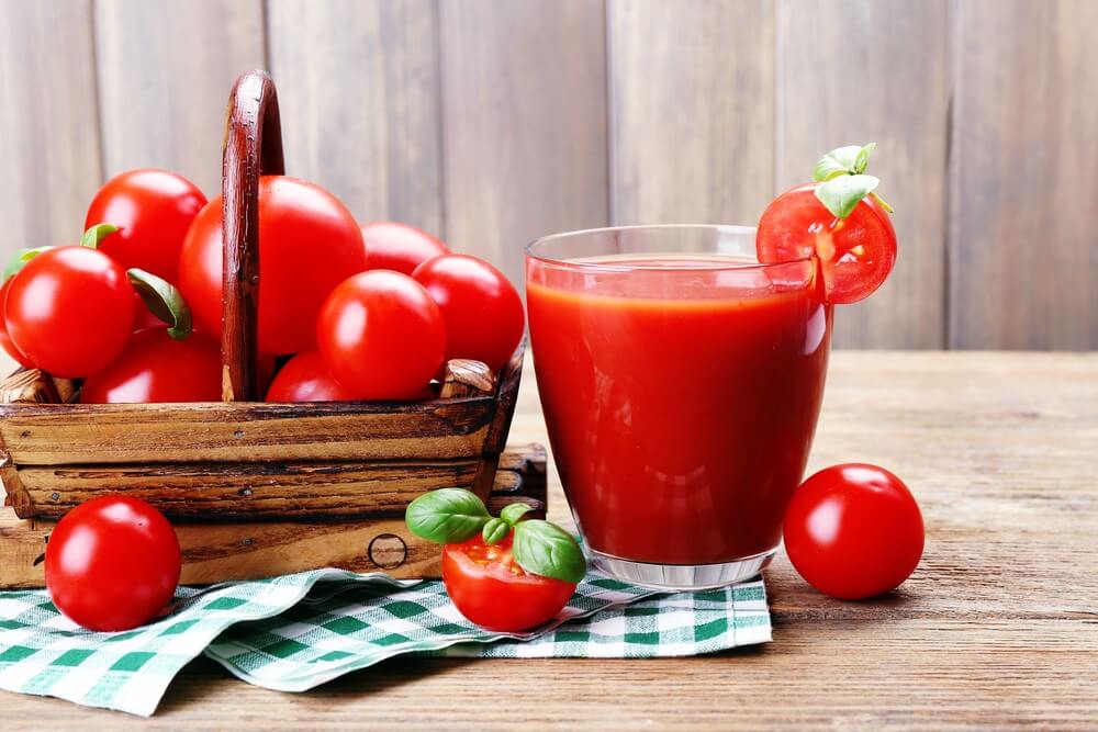 nước ép cà chua giúp làm sáng bạc