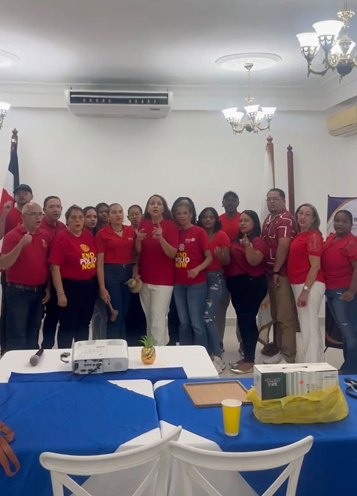 Grupo de integrantes de Rodando por la Polio reunidos durante una actividad de organización previa a su próxima jornada en República Dominicana.