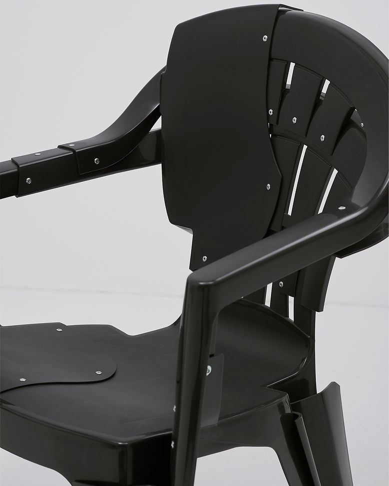 221102 - Pierre castignola - black tower lamp - black chair18726-insta_optimised.jpg