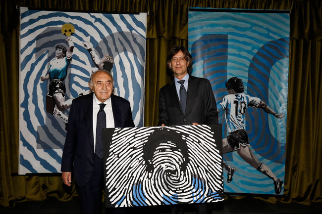 Due uomini presentano ritratto di Maradona, numero 10