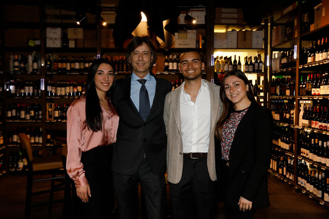 Gruppo persone in una cantina