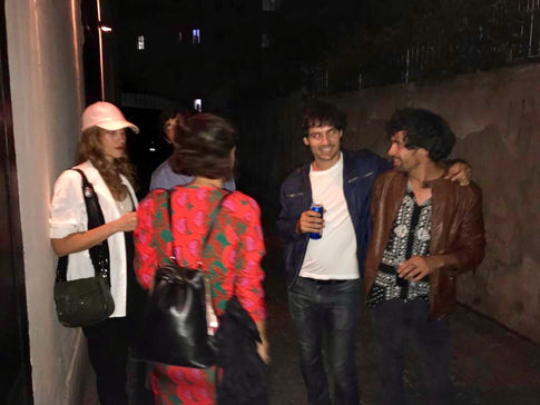 Gruppo di amici di notte in strada