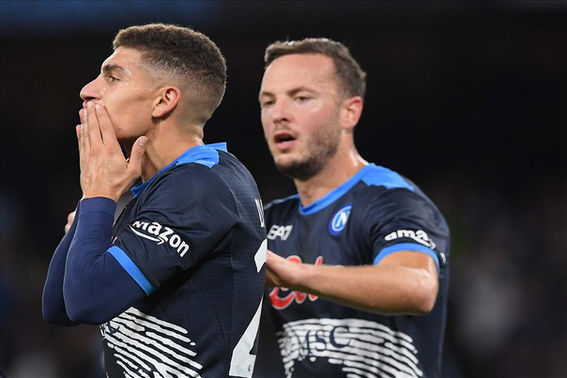 Due giocatori del Napoli delusi durante una partita