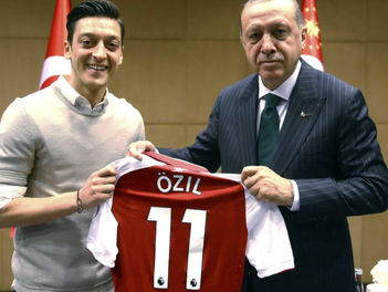 ماذا ينصح والد أوزيل : ابنه بعد "أزمة أردوغان"