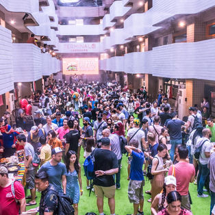 Taipei Taco Del Fiesta Pack With People