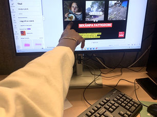 Två unga deltagare skapar en affisch med hjälp av Canva