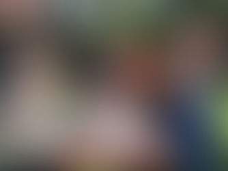 Människor vid fika bord på Bastberget fäbod