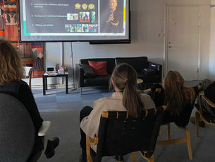 Deltagare tittar på Internetstiftelsens presentation på Källkritik.