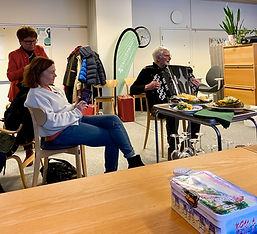 En deltagare håller oss underhållna med sitt dragspel för en sång.
