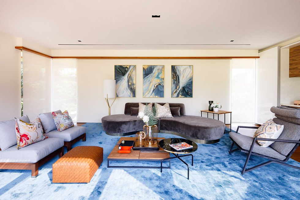 private spaces for the family members to rest and relax. Directly above the living room is a family den, which is comfortably furnished with a Foxy sofa from Ana Roque, as well as a pair of Zanzibar armchairs and a Bangkok leather ottoman from Flexform. The overall effect is a cosy space that’s perfect for unwinding at the end of the day.