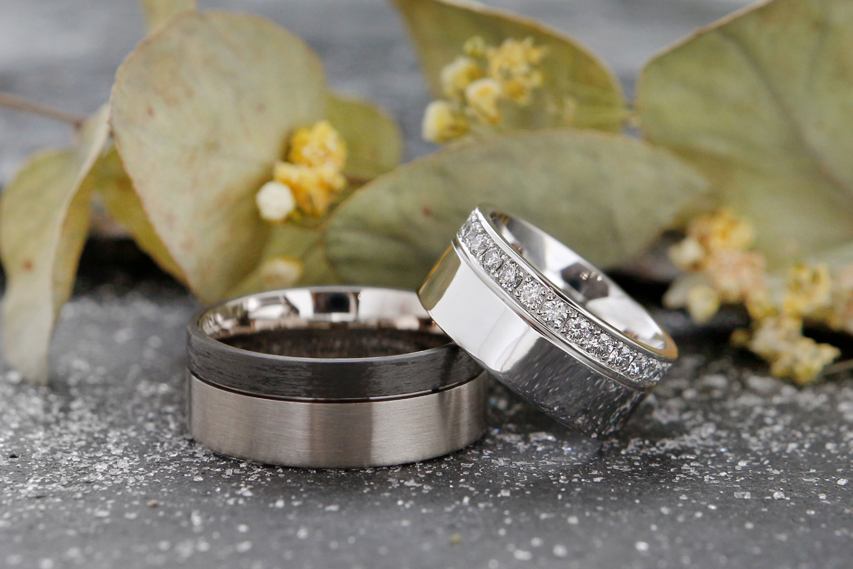 Eheringe Weissgold und Carbon