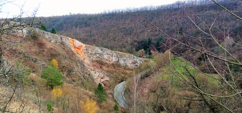 Z výšky lze vidět barevné odlišnosti ve složení různých hornin v lomu Špička