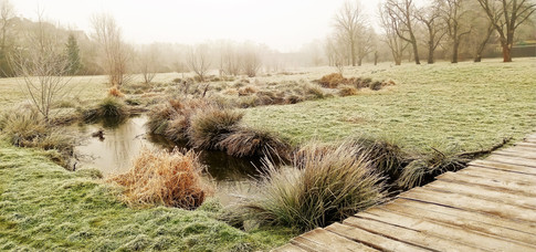 Dřevěný procházkový mostek přes říčku Rokytku