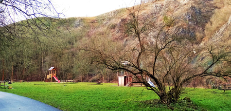 Je až nemožné si představit, že na místě tohoto dětského hřiště bylo až do 60. let koupaliště, které jako by vypadlo z Vančurova Rozmarného léta