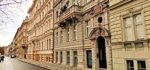 V tomto domě na Janáčkově nábřeží bydlel architekt Josef Zítek, mohl tedy přes vodu sledovat, jak se mu jeho dílo povedlo