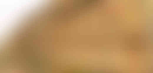 Hlavní průčelí monumentalistické budovy Státní plánovací komise z nábřeží kapitána Jaroše