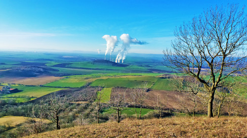 Počeradická elektrárna viděná z Milé