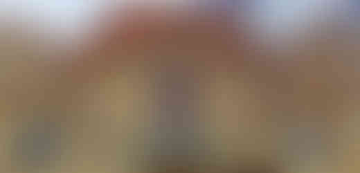 Hlavní portál Portheimky zdobí alegorie slunce a měsíce