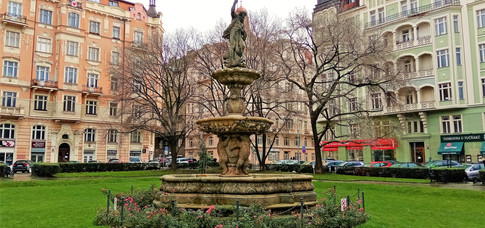 Medvědí kašna na náměstí 14. října na Smíchově