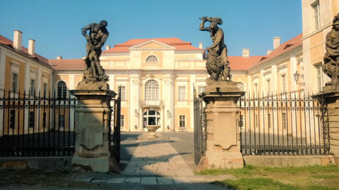 Vstupní brána do Duchcovského zámku