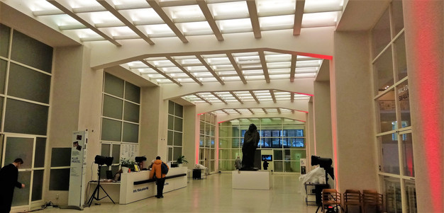 Funkcionalistické linie ve vstupní hale Veletržního paláce v Holešovicích