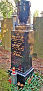 Na hřbitově Na Malvazinkách je uložena k věčnému spánku i oblíbená herečka Antonie Nedošínská